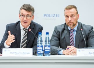 G20-Razzia im Voraus offenbar geleakt Hamburgs Polizeipräsident Ralf Martin Meyer (l) und der Leiter der Soko "Schwarzer Block", Jan Hieber, äußern sich zu den bundesweiten Razzien. Pressekonferenz.