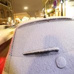 Straßenglätte und Schneechaos auch im Norden Ein mit Schnee bedecktes Fahrzeug steht am 10.12.2017 bei auf einer Strasse in Hamburg. Foto: Bodo Marks/dpa +++(c) dpa - Bildfunk+++