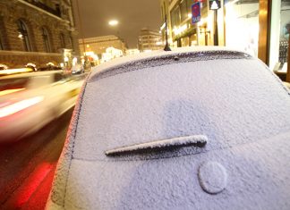 Straßenglätte und Schneechaos auch im Norden Ein mit Schnee bedecktes Fahrzeug steht am 10.12.2017 bei auf einer Strasse in Hamburg. Foto: Bodo Marks/dpa +++(c) dpa - Bildfunk+++