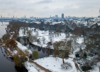 So schön ist Hamburg im Schnee Auch die Parkanlagen auf der Außenalster sind eingeschneit. Foto: Axel Heimken/dpa