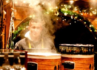 Diese Szenen am Glühweinstand kennt ihr alle Dieser Standmitarbeiter auf dem Kieler Weihnachtsmarkt schaut noch freundlich. Wahrscheinlich Schichtbeginn. Foto: Frank Molter/dpa
