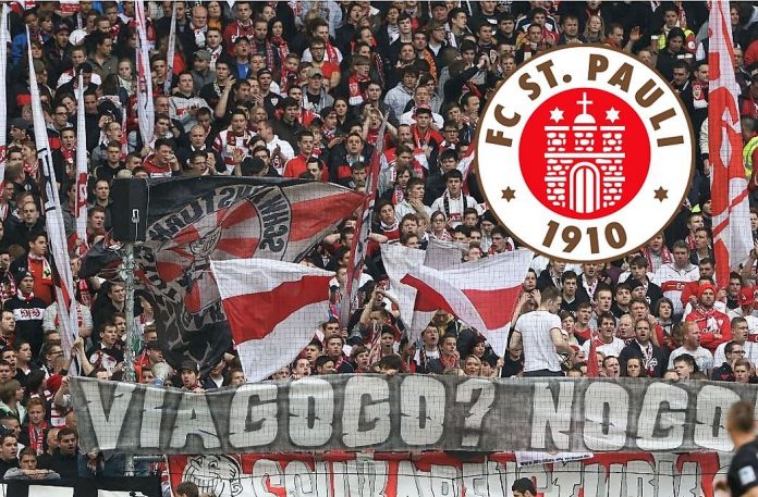 Auch die Fans des FC St. Pauli setzen ein Zeichen gegen überhöhte Eintrittspreise. Foto: Pressefoto Baumann GbR, Illustration: Robert Bauguitte