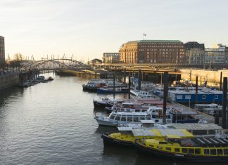 Tschüss graue Wolkendecke Wetter Hamburg Hafen