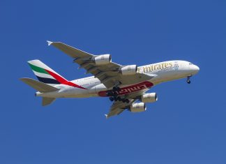 Flugzeug zeichnet Weihnachtsbaum