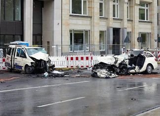 Taxi-Raser wegen Mordes angeklagt Taxi-Raser Beim Aufprall vor der Überführung Kennedybrücke verlor ein Mensch sein Leben. Foto: Georg Wendt/dpa