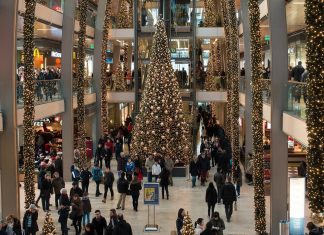 Bleiben Supermärkte an Heiligabend geöffnet? Sollen die Geschäfte an Heiligabend geöffnet bleiben? Blick in die geschmückte Europapassage. Foto: pixabay