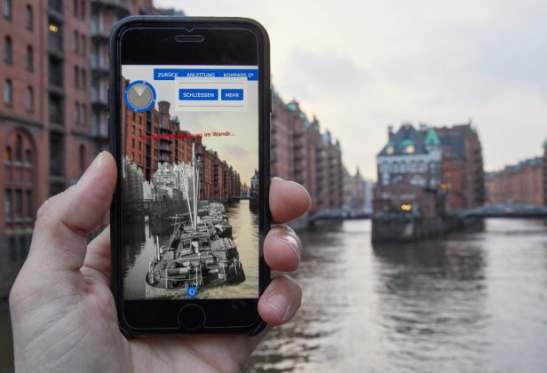 Ein Iphone 7 mit der geöffneten App «Speicherstadt digital. Foto: Georg Wendt/dpa