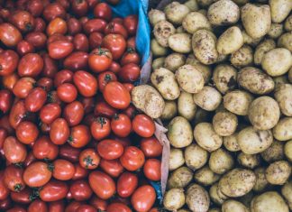 Stimmen diese Lebensmittelmythen? Tomaten und Kartoffeln