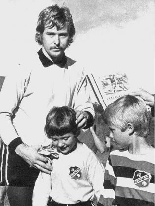 André Mertens (rechts) nach einem Jugendspiel in den 70er-Jahren.