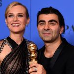 Oscar-Vorbote: Golden Globe für Hamburger Fatih Akin Diane Kruger und Fatih Akin zeigen ihre Trophäe bei der 75. Golden Globe Verleihung am Sonntagabend. Foto: dpa