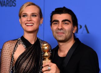 Oscar-Vorbote: Golden Globe für Hamburger Fatih Akin Diane Kruger und Fatih Akin zeigen ihre Trophäe bei der 75. Golden Globe Verleihung am Sonntagabend. Foto: dpa