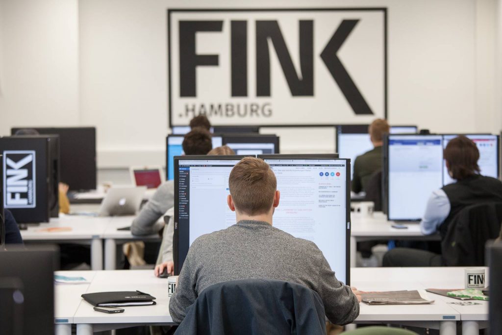 Einblick in den Newsroom von FINK.HAMBURG. Foto: Sebastian Isacu