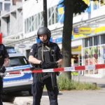 Messerstecher von Barmbek gesteht Einsatzkräfte der Polizei sperren am 28.07.2017 nach einer Messerattacke in einem Supermarkt in Hamburg den Tatort ab. Foto: Paul Weidenbaum/dpa