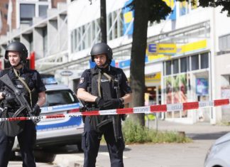 Messerstecher von Barmbek gesteht Einsatzkräfte der Polizei sperren am 28.07.2017 nach einer Messerattacke in einem Supermarkt in Hamburg den Tatort ab. Foto: Paul Weidenbaum/dpa