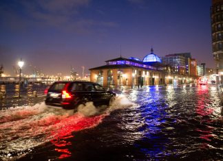 Sturmtief im Anmarsch: Wie stark wird Hamburg getroffen? Ob das kommende Sturmtief so starke Auswirkungen und eine Sturmflut zur Folge haben wird wie "Axel" zu Jahresbeginn, ist noch offen. Foto: Daniel Reinhardt/dpa