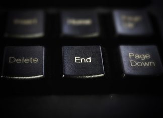 Was passiert mit meinen Accounts, wenn ich sterbe? Eine schwarze Tastatur, im Fokus die Taste "End".