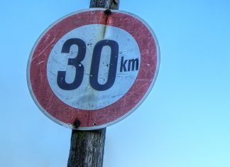 Auf diesen Straßen gilt das neue Tempolimit Auf sechs Hamburger Hauptverkehrsstraßen gilt nachts neuerdings das Tempo-30-Limit. Foto: pixabay