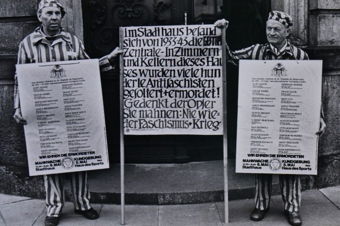 Zwei Antifaschisten demonstrieren vor den Stadthöfen, der ehemaligen Hamburger Gestapo-Zentrale