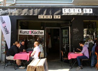 Spitzenköche in der KunztKüche Hier kocht Hinz&Kunzt. Vor dem Restaurant Cook Up stehen Klappstühle und Bistrotische in der Sonne. Foto: Amelie Rolfs