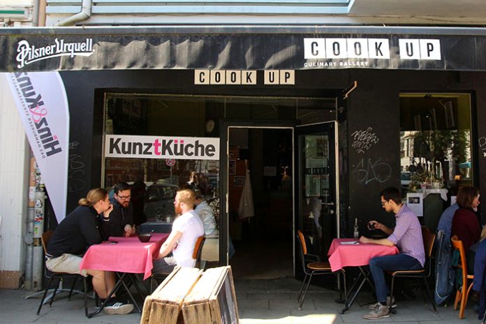 Hier kocht Hinz&Kunzt. Vor dem Restaurant Cook Up stehen Klappstühle und Bistrotische in der Sonne. Foto: Amelie Rolfs