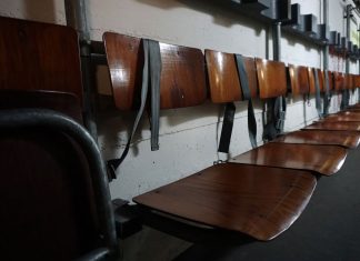 Der Atombunker unterm Hauptbahnhof Sitzreihen im Bunker