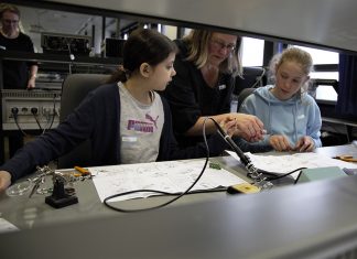Kids gegen Geschlechterklischees Mädchen löten beim Girls'Day. Alle Fotos: Koob/Valentiner/Zuttmann