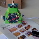 Girls Day Maedchen programmieren einen Roboter