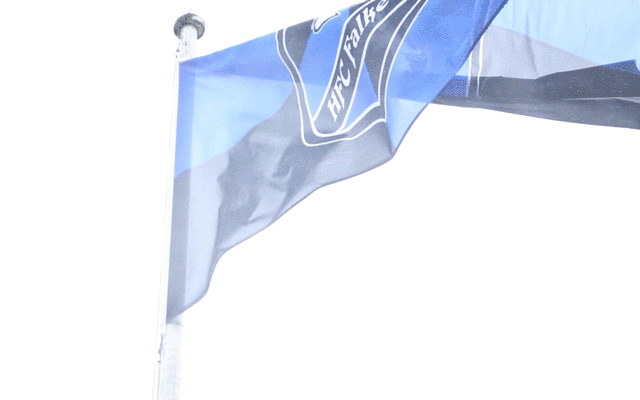 Eine Fahne vom HFC Falke weht im Wind.