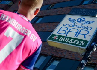 7 Gründe warum der HSV nicht absteigt Fan schaut hoch zur UnabsteigBar