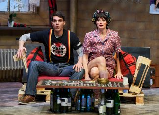 Das Ohnsorg-Theater – Neet blot wat för de Rentners Die beiden Hauptdarsteller der Vorstellung Allens Düütsch sind auf der Bühne des Ohnsorg-Theaters. Foto: Oliver Fantitsch