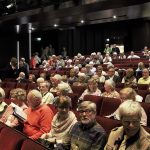 Ohnsorg-Theater Das Publikum nimmt die Plaetze ein 2