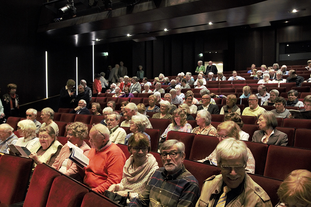 Das Publikum im Ohnsorg-Theater nimmt seine Plätze ein. Foto: Tobias Zuttmann