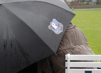 HFC Falke: Nie mehr erste Liga? Ein Regenschirm des HFC Falke schützt Fans vor dem Regen.