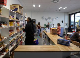 50.000 Tafeln Schokolade im Jahr Wohnzimmer, Bar und Kiosk in Einem, Die Seafarers Lounge im Kreuzfahrtterminal Steinwerder.