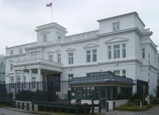 Konsulate: In Hamburg um die Welt Konsulate in Hamburg: Das US-Generalkonsulat an der Außenalster vertritt alle amerikanischen Bürger, die in Hamburg, Niedersachsen, Bremen, Schleswig-Holstein und Mecklenburg-Vorpommern leben. Nach den Terroranschlägen vom 11. September 2001 wurde die Straße „Alsterufer“ gesperrt, um das Konsulatsgebäude vor möglichen Angriffen zu schützen.