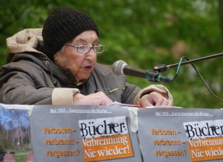 Ein Lese-Zeichen gegen Rechts Esther Bejarano liest zum Gedenken an die Bücherverbrennung
