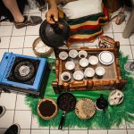 Äthiopische Kaffeezeremonie auf dem Küchenboden. Foto von Jana Trietsch