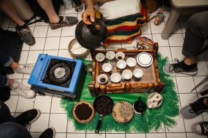 Äthiopische Kaffeezeremonie auf dem Küchenboden