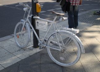 Ride of Silence für getötete Radfahrerin Fahrrad Gedenken.
