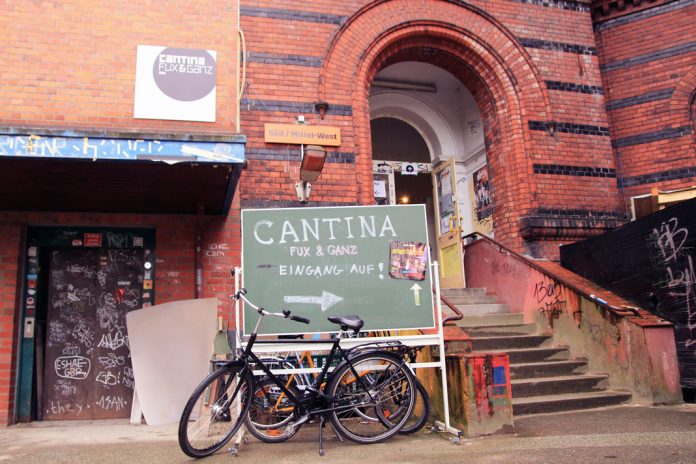 Der Eingang im Innenhof führt zur Cantina Fux & Ganz.