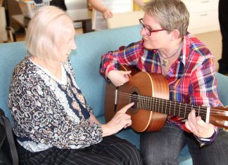 Musikalische Vorratskammern Demenz-Patientin spielt Gitarre bei der Musikpatin Susanne Buse.