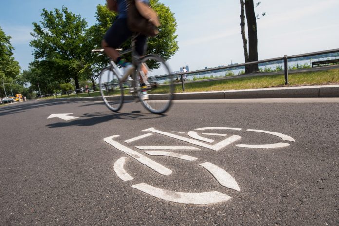 Hamburg möchte Fahrradstadt werden: Auf der westlichen Alsterseite wurde der Harvestehuder Weg zu einer Fahrradstraße umgebaut. Dort haben die Radfahrenden offiziell Vorrang.