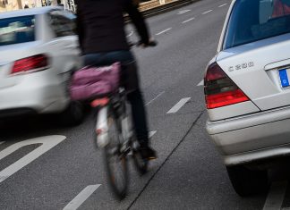 Schwerer Fahrradunfall in Wellingsbüttel Radfahrer leben in Hamburg gefährlich.