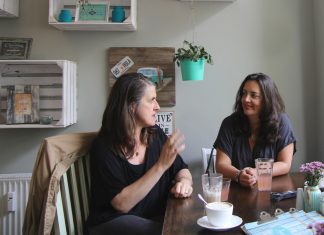 “Feminismus ist die Gleichberechtigung aller Menschen” Simone Glöckler und Katja Otto sind Mitorganisatorinnen des Frauen*Barcamps.