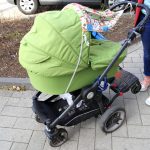 Frau mit Kinderwagen