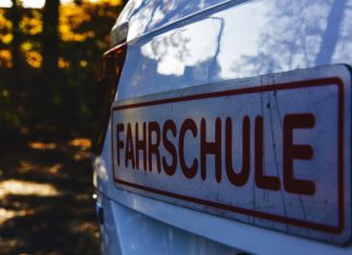 Immer mehr Hamburger fallen durch Fahrprüfung Fahrschulauto von hinten. Bei der Führerscheinprüfung.