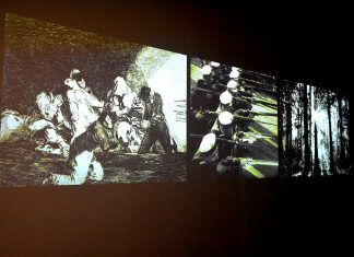 Politische Kunst in den Deichtorhallen Die Videoleinwände im Eingang.