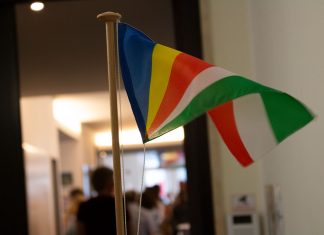 Die Seychellen: Inselparadies zu verkaufen Fahne der Seychellen vor Konsulat