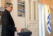 Wangenkuss statt Handschlag in Uruguay Klassische Musik im Generalkonsulat der Republik Östlich des Uruguay.