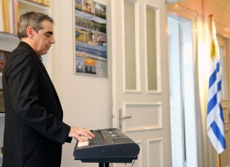 Wangenkuss statt Handschlag in Uruguay Klassische Musik im Generalkonsulat der Republik Östlich des Uruguay.